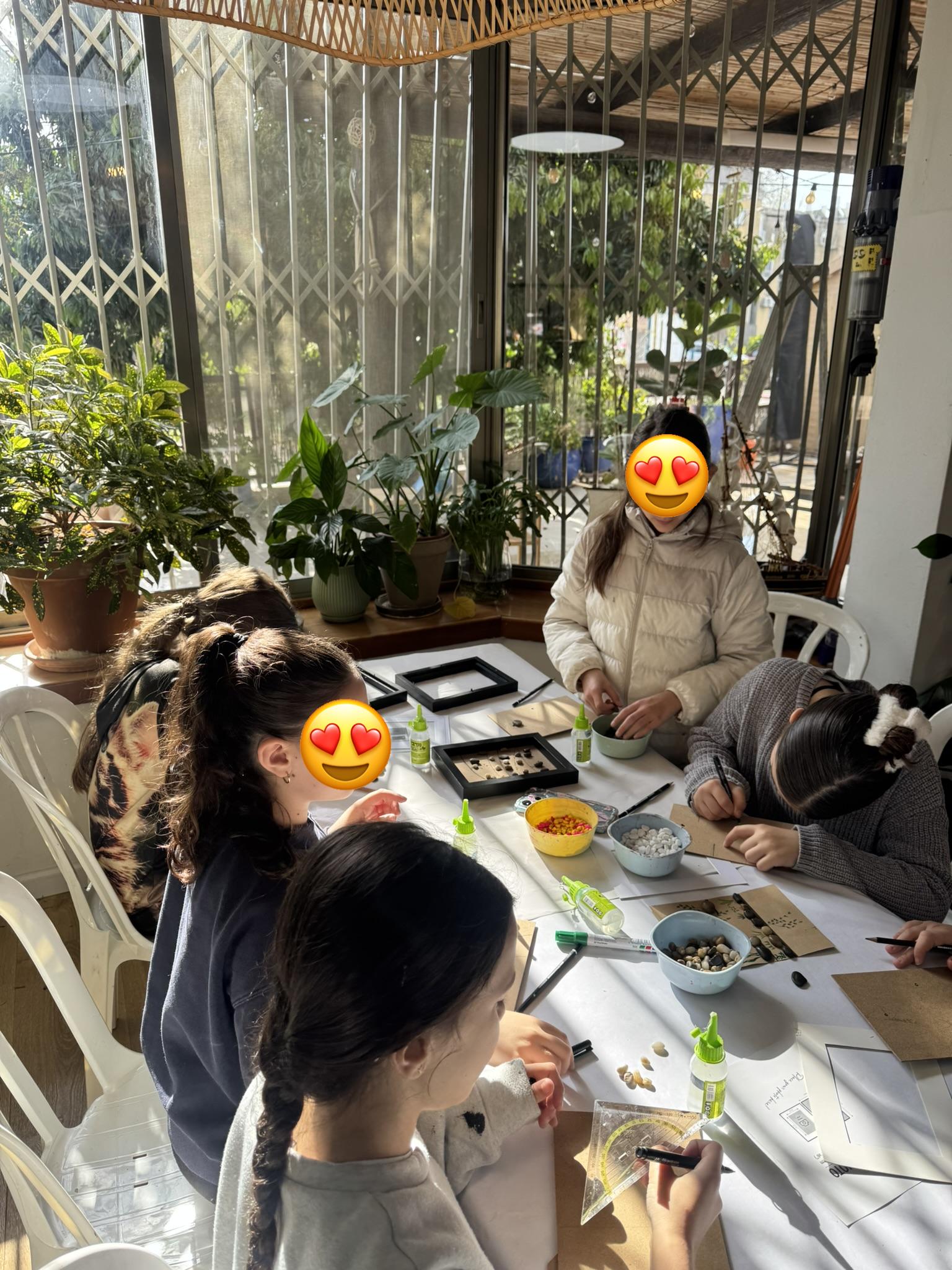 ילדים יוצרים יחד בתאורה טבעית — קייטנת ArtyParty